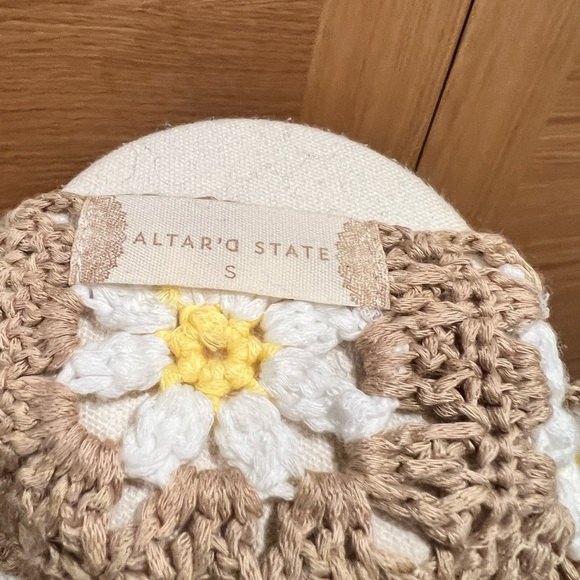 Altar'd State Women's Crochet Tabk Top Daisy Pettern Size Medium - Picture 6 of 7
